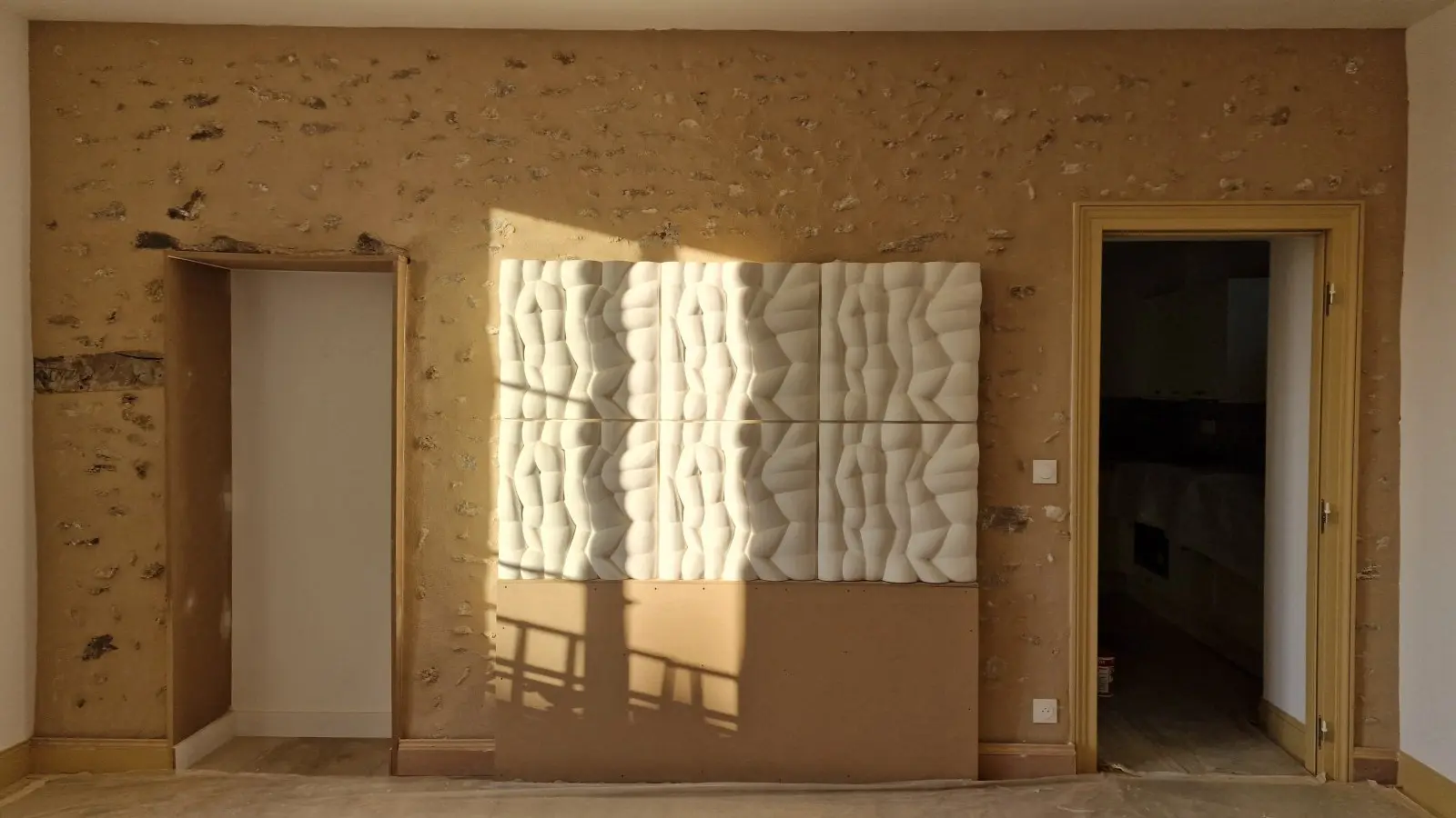 Mur intérieur ancien mis en valeur pendant la rénovation