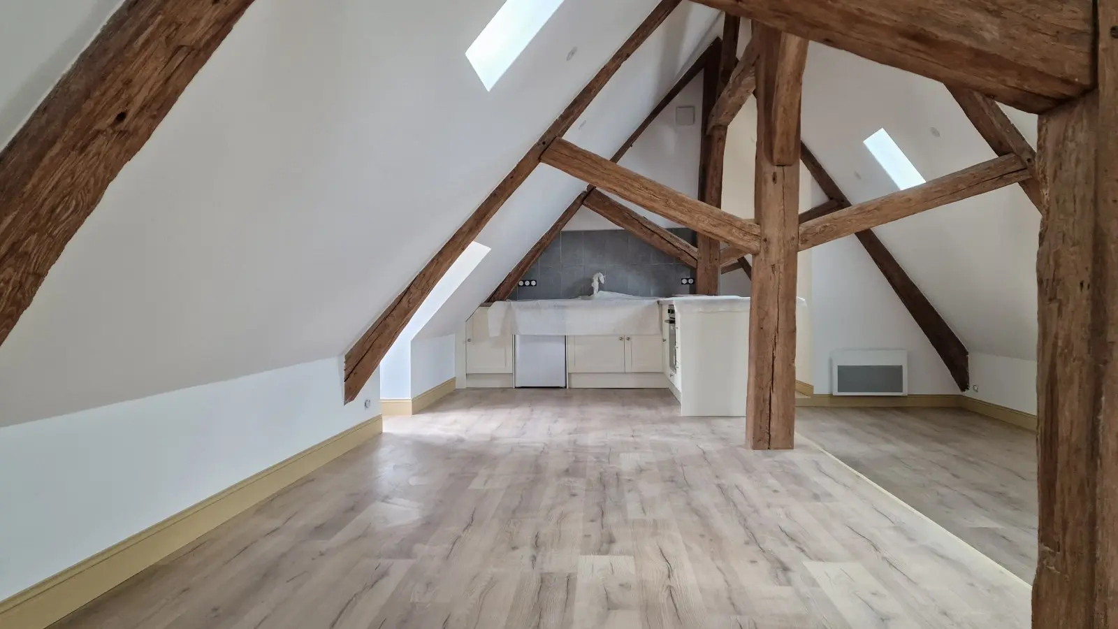 Charpente apparente restaurée dans un espace intérieur
